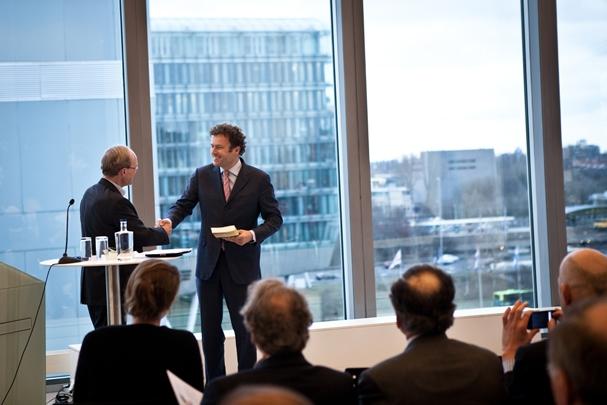 Overhandiging van het boek door Adriaan Bos aan Bas Filippini